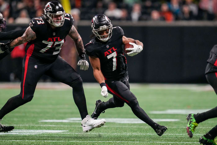 Atlanta Falcons running back Bijan Robinson (7) runs against the Tampa Bay Buccaneers during the second half at Mercedes-Benz Stadium. Tyler Vrabel.